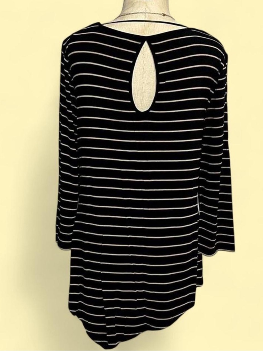 Cable & Gauge Black and Gold Asymmetrical Blouse - Picture 4 of 6